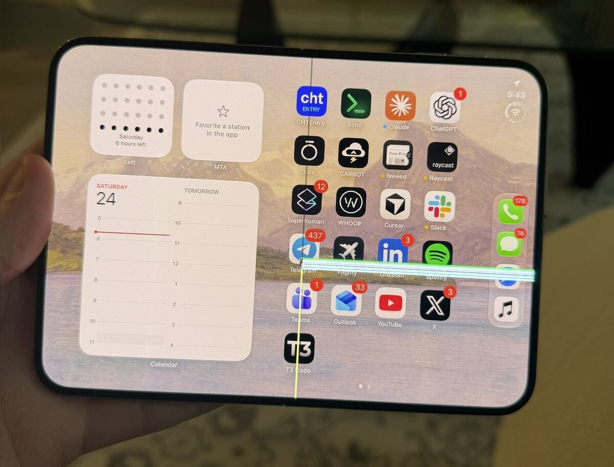 Apple’s Foldable iPhone Duo Draws Early Complaints of the Screen Cracking