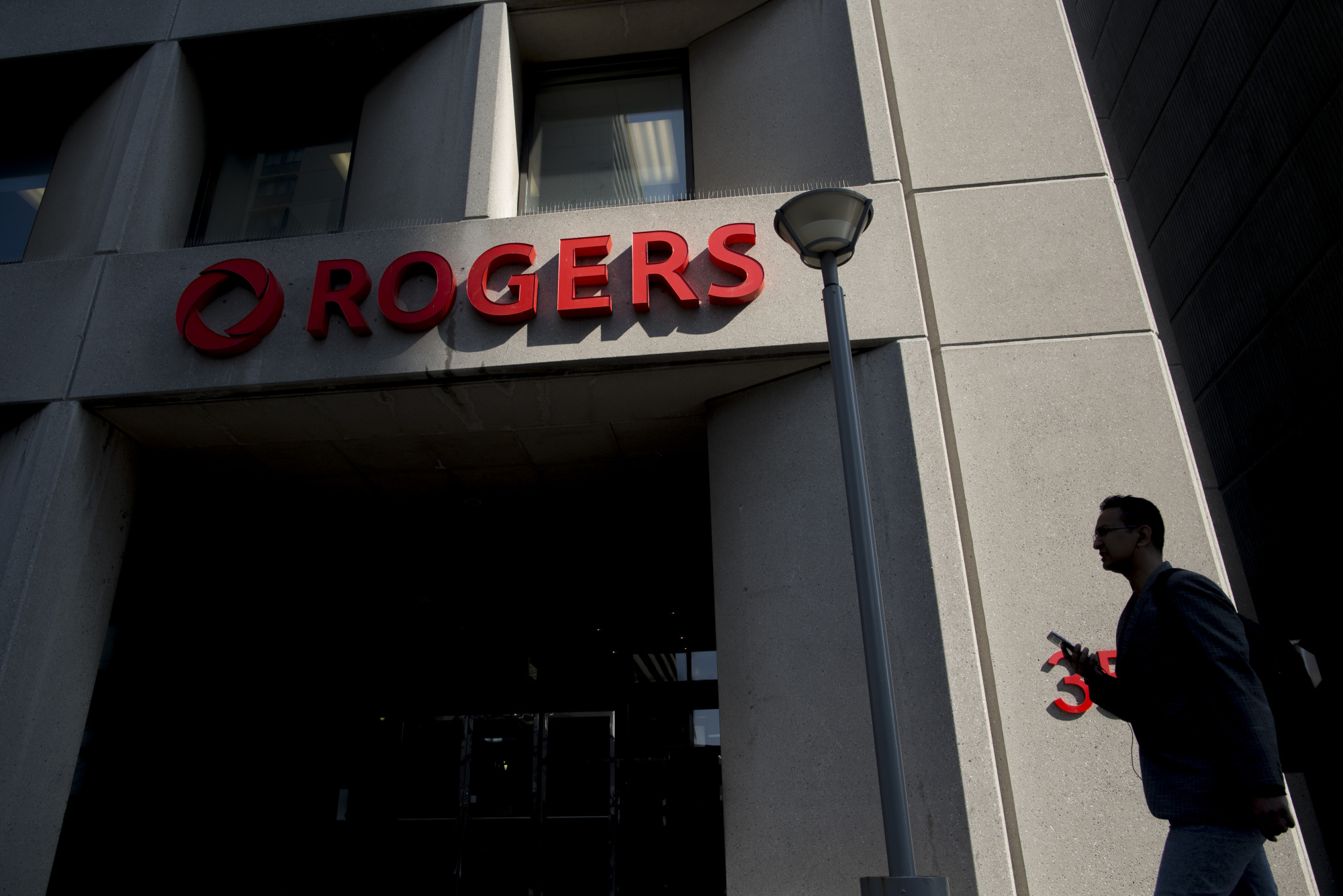 Rogers Mulls Next Steps As 8 4 Billion Cogeco Offer Expires Bloomberg