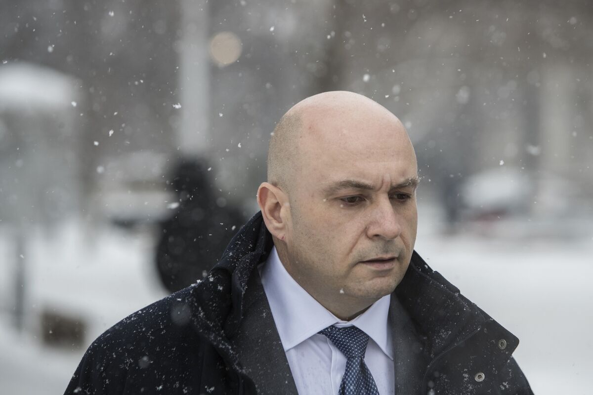 Apple’s Ex-Corporate Law Chief Avoids Prison for Insider Trading