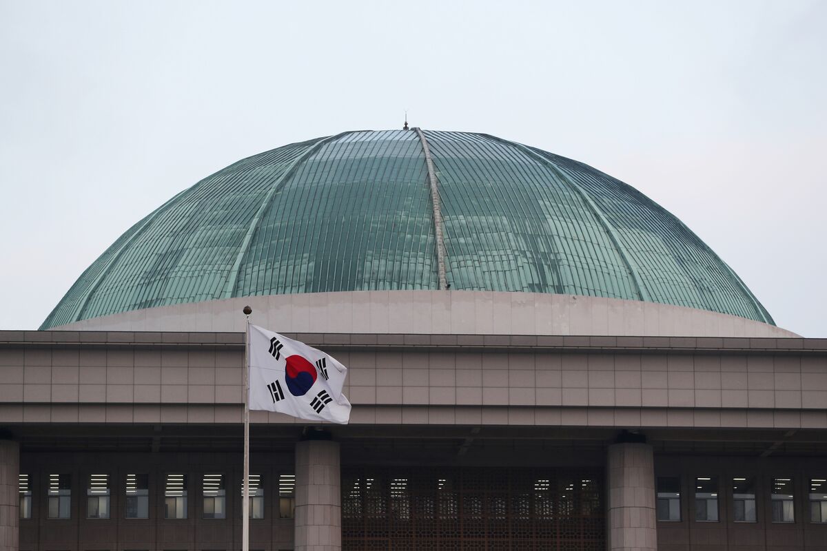 South Korean Lawmaker Attacked By Rock-Wielding Assailant - Bloomberg