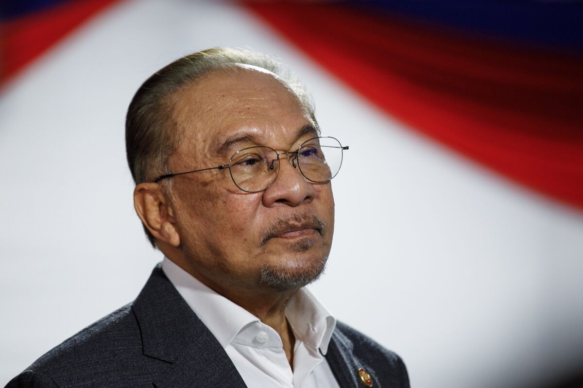 Anwar to Cut Small Business Costs After Poor Poll, Bernama Says
