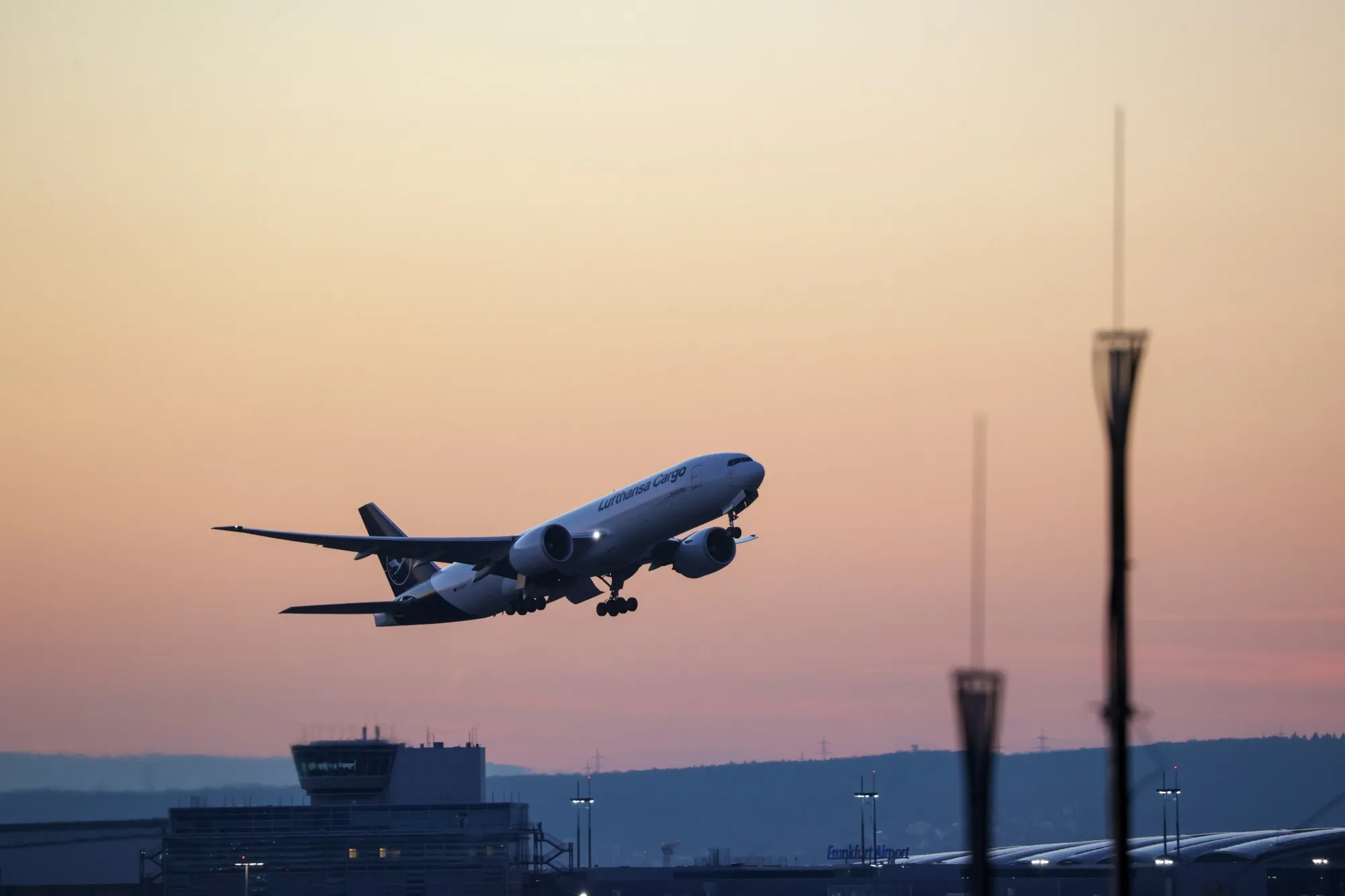 Lufthansa&nbsp;is benefiting from rising fares as carriers cancel flights to get to grips with disruption at major airport hubs.
