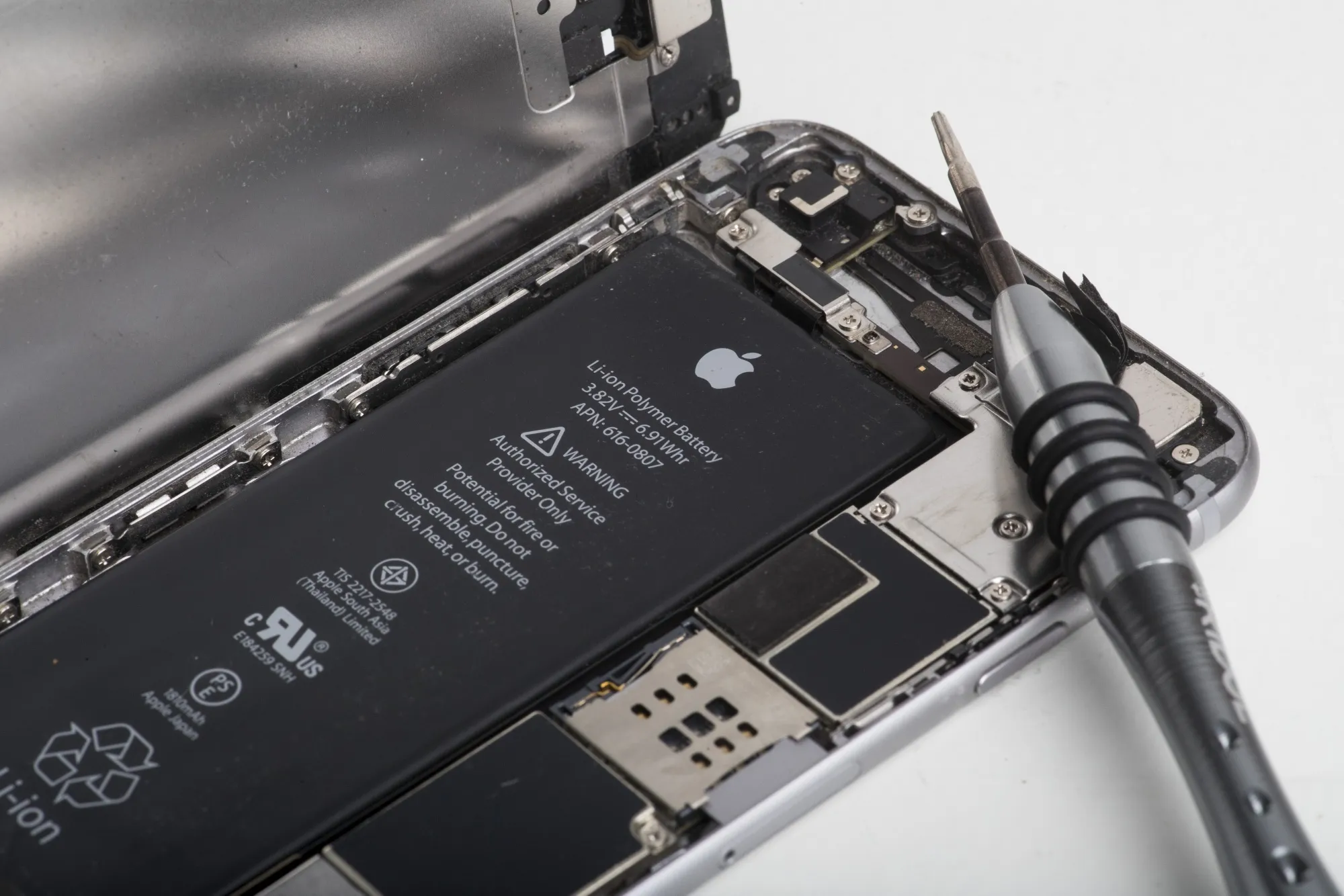 The multiple constituent parts of&nbsp;an Apple iPhone.