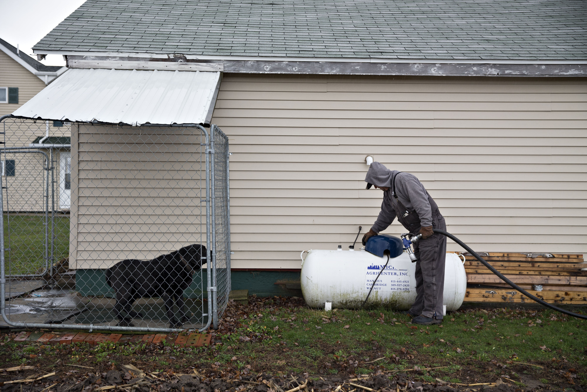 A Michlig Energy worker fills a tank with liquid propane gas&nbsp;at a home in Manlius, Illinois.