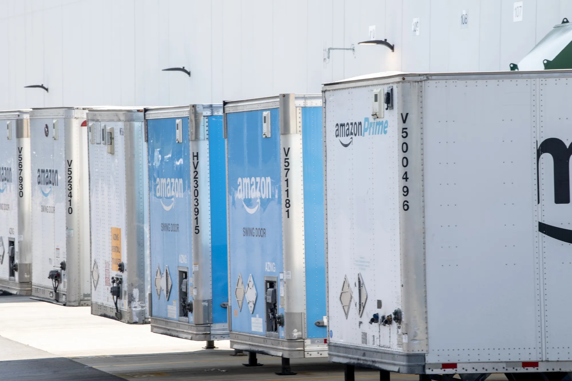 Amazon is offering prizes to delivery drivers who share what they love about their jobs.