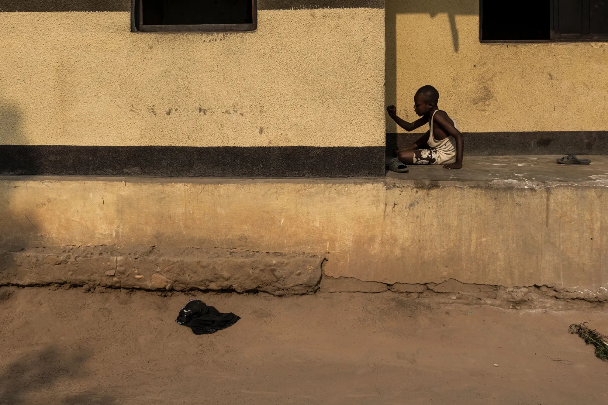 An Internally Displaced Person draws with charcoal on a wall in a camp for IDP's fleeing from conflict in Kikwait, Democratic Republic of Congo, on June 4, 2017.
