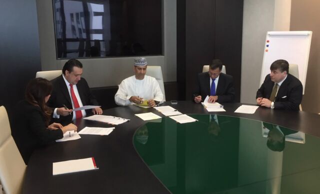 Ecuadorian officials with Oman Trading International CEO in Dubai, December 2016.