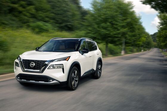 Nissan’s Rogue Draws Richer Buyers, Boosting Turnaround Plan