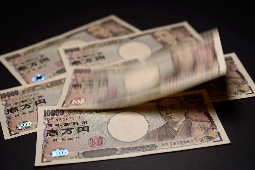 Yen Soars on Bank Holiday as Demand for Havens Takes Off: Chart