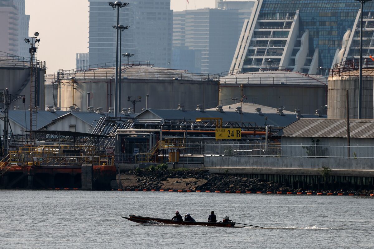 bloomberg.com - Daniel Moss - The Heat Is on Thailand to Not Just Muddle Through