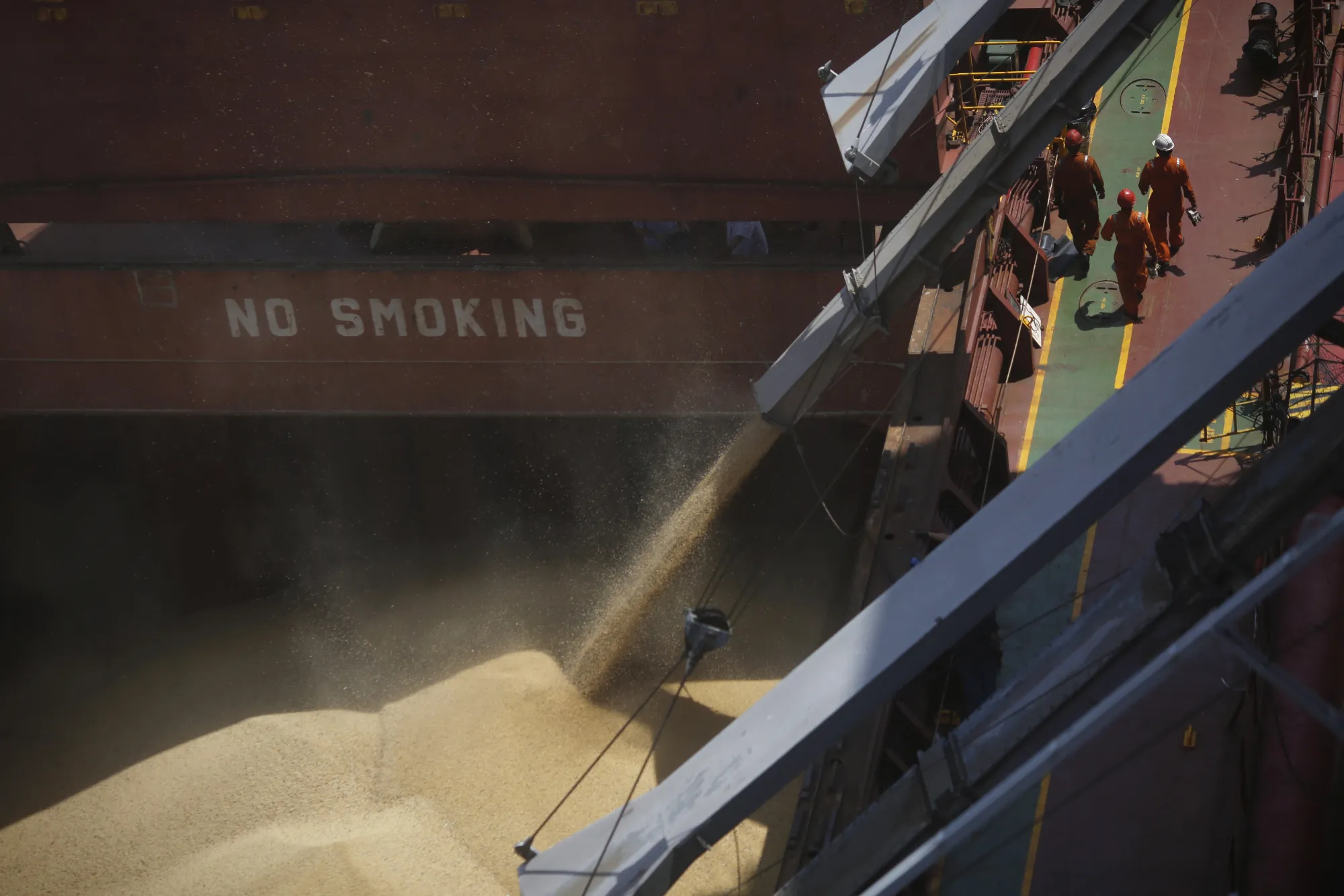 Soybeans are loaded onto a bulk carrier ship in Toledo, Ohio, on&nbsp;June 12, 2017.&nbsp;
