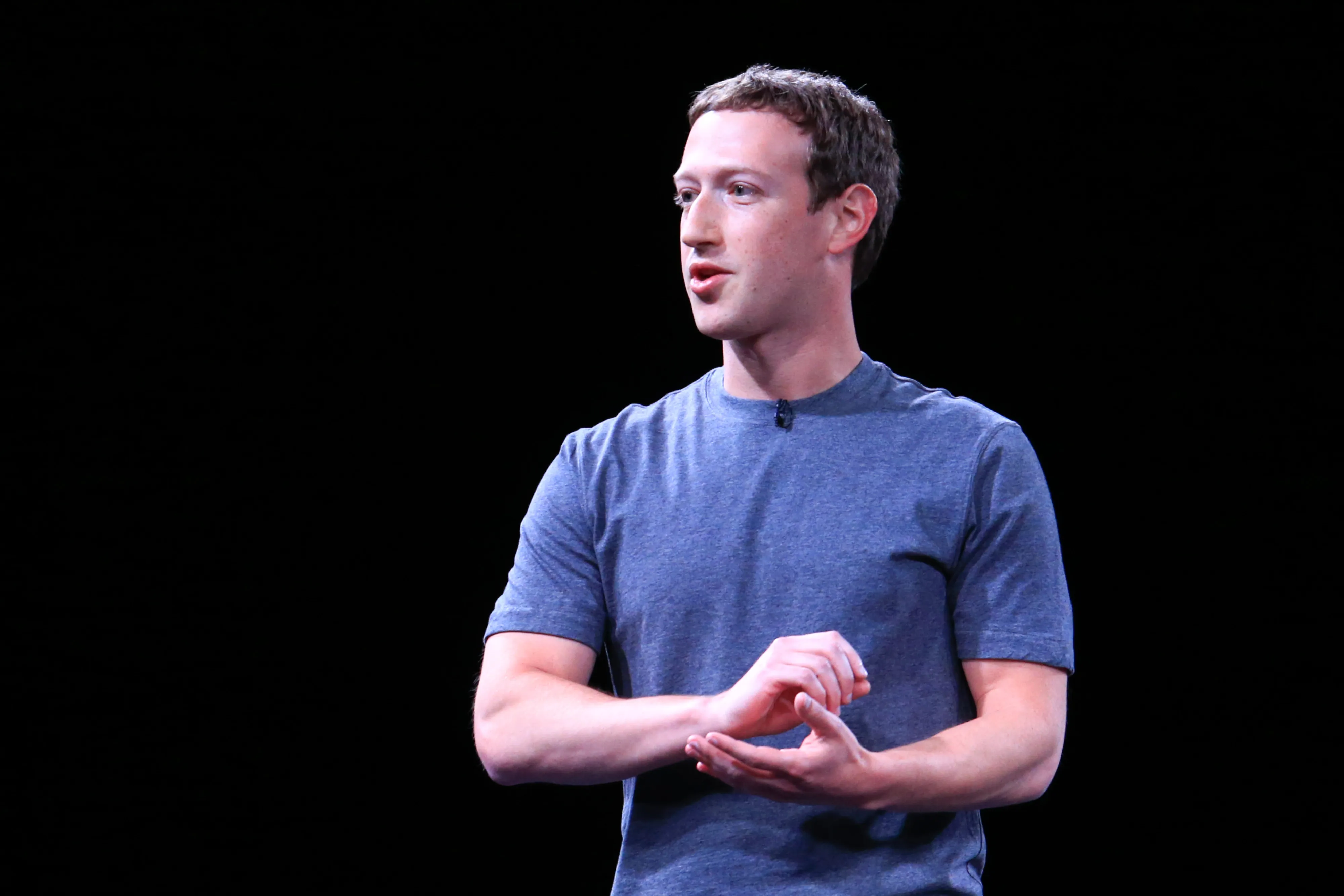 ザッカーバーグ氏、沈黙破る－FBユーザーへのリスク周知徹底 - Bloomberg