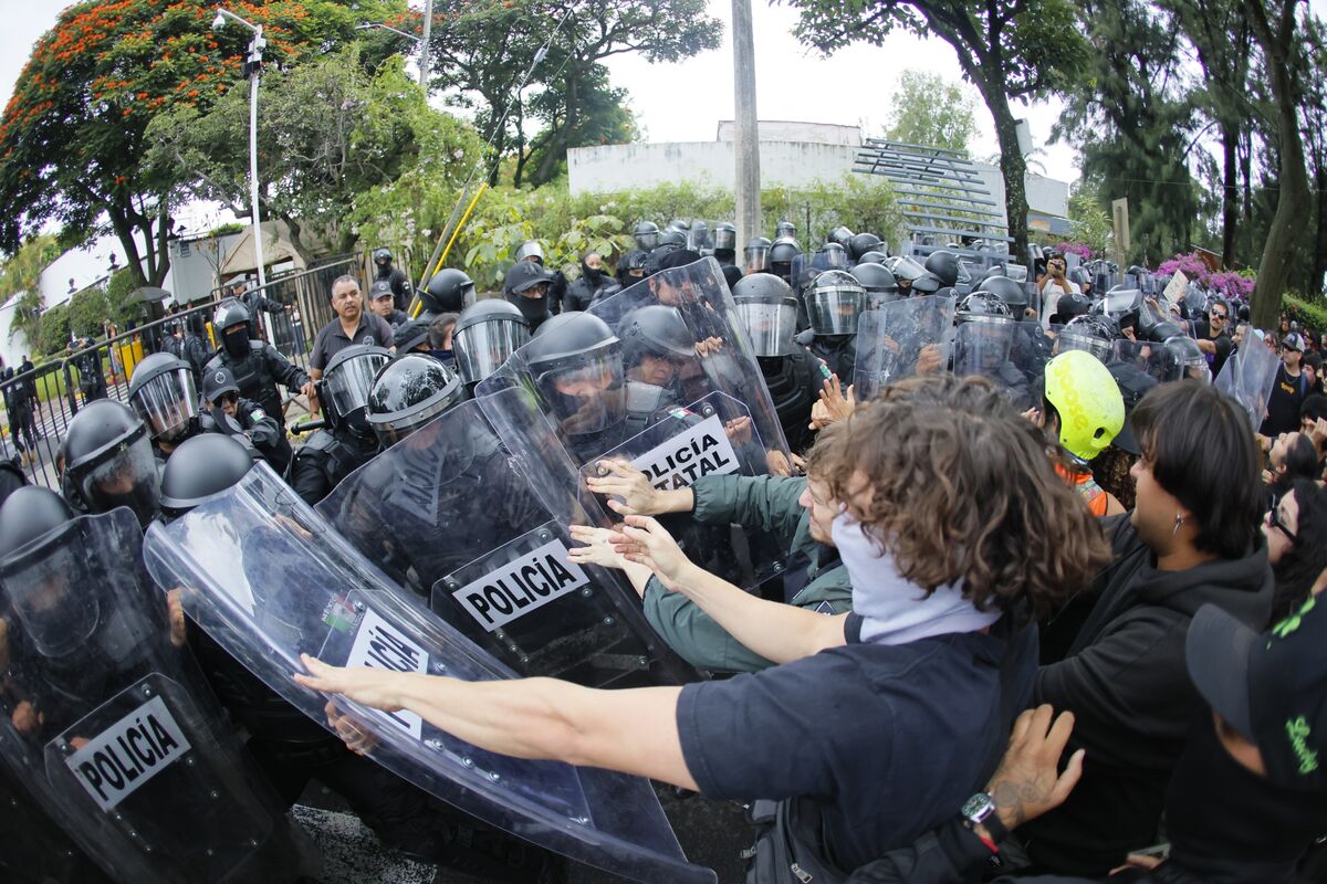 Thousands in Mexico’s Guadalajara Protest Over Water Quality