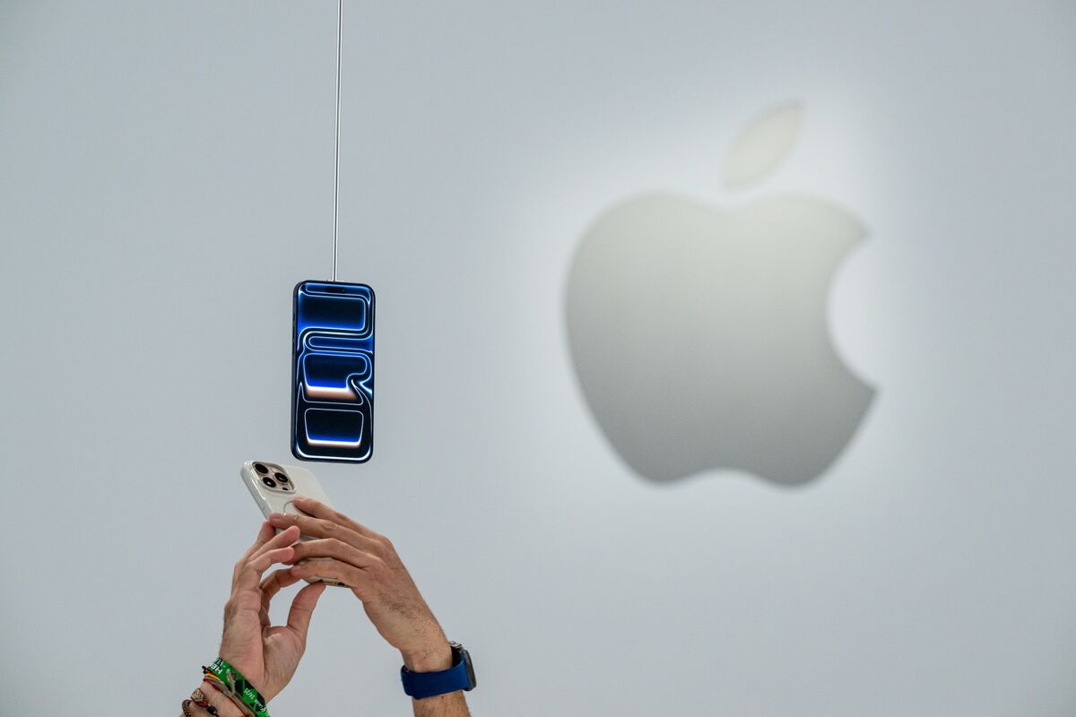 bloomberg.com - Mark Gurman - Apple's New Hardware Chief Shakes Up Oversight of Product Design