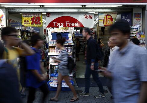 東京の街を行き交う外国人