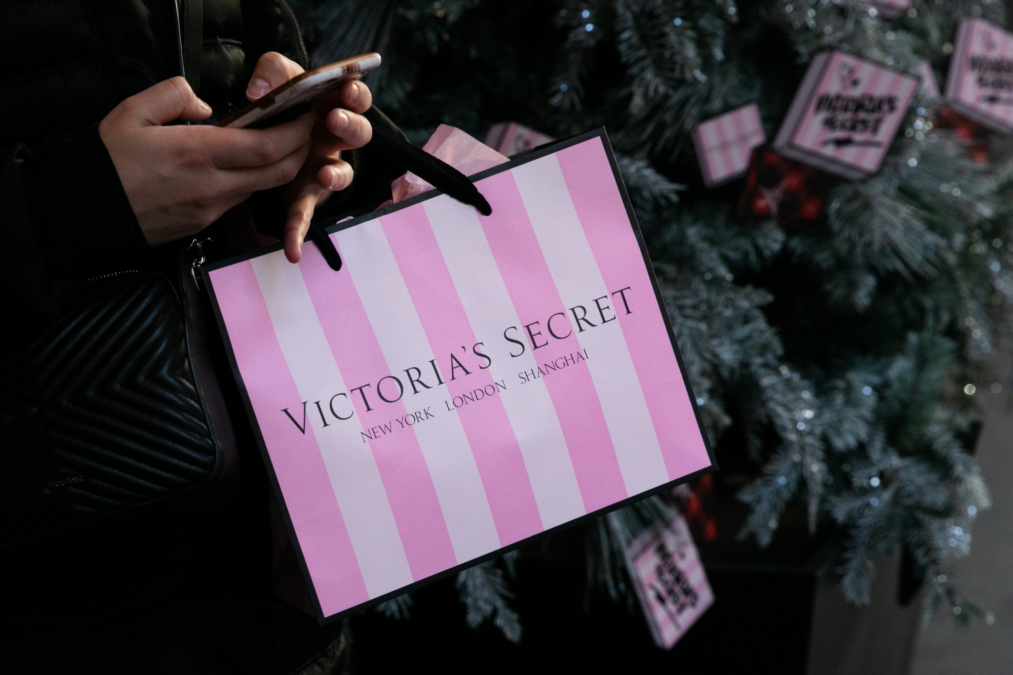 Victoria's Secret Sells, Les Wexner Stepping Down – The Hollywood