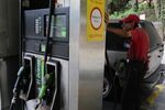 An employee fuels a vehicle at a Petroleos de Venezuela SA (PDVSA) gas station in Caracas, Venezuela, on Tuesday, May 22, 2018. The U.S. sanctions in response to Venezuela President Nicolas Maduro's contested re-election barely touch either the oil sector or country's crown jewel, oil company PDVSA.