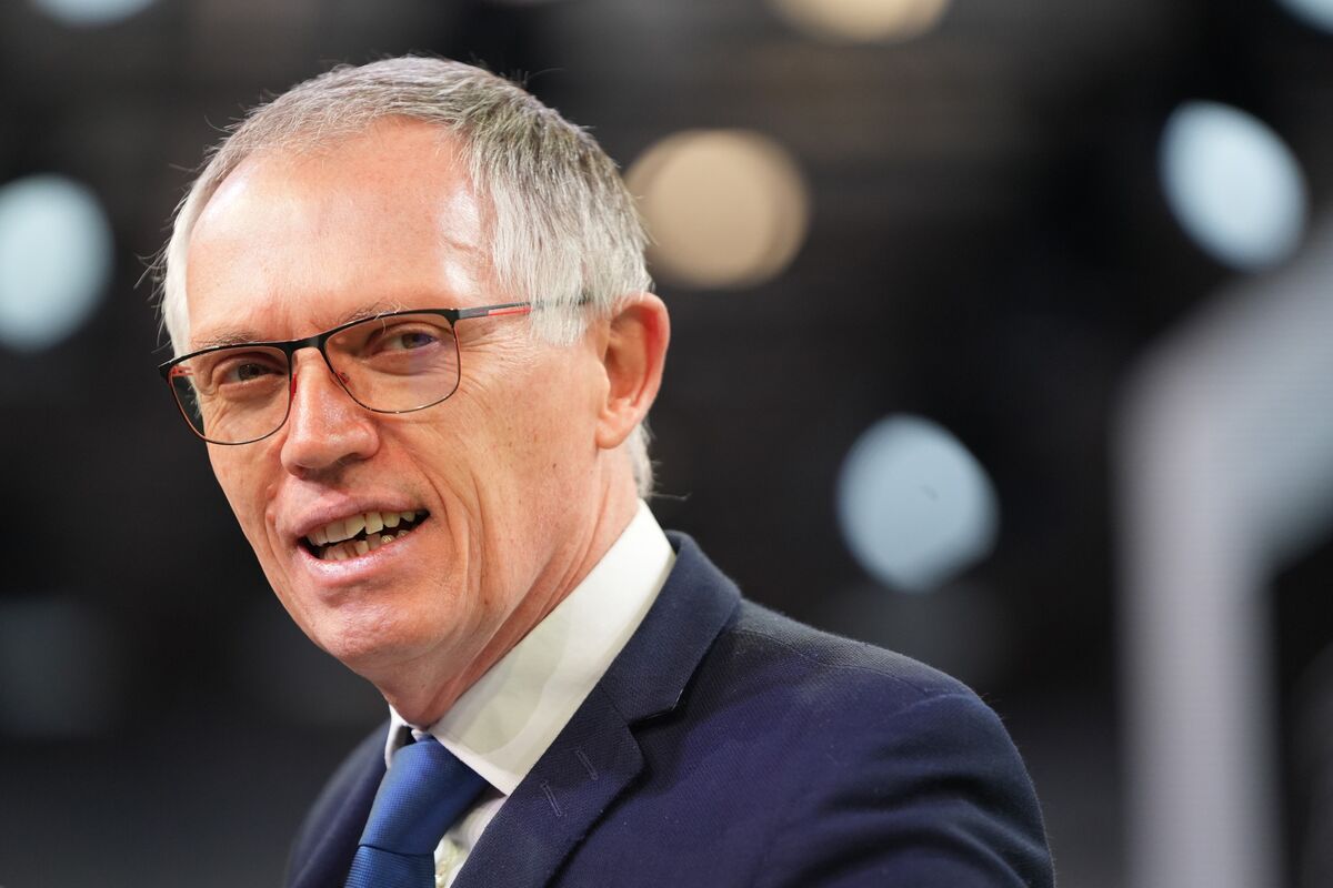 
                            Ex-Stellantis CEO Leads Only Bid for Portugal’s Azores Airlines