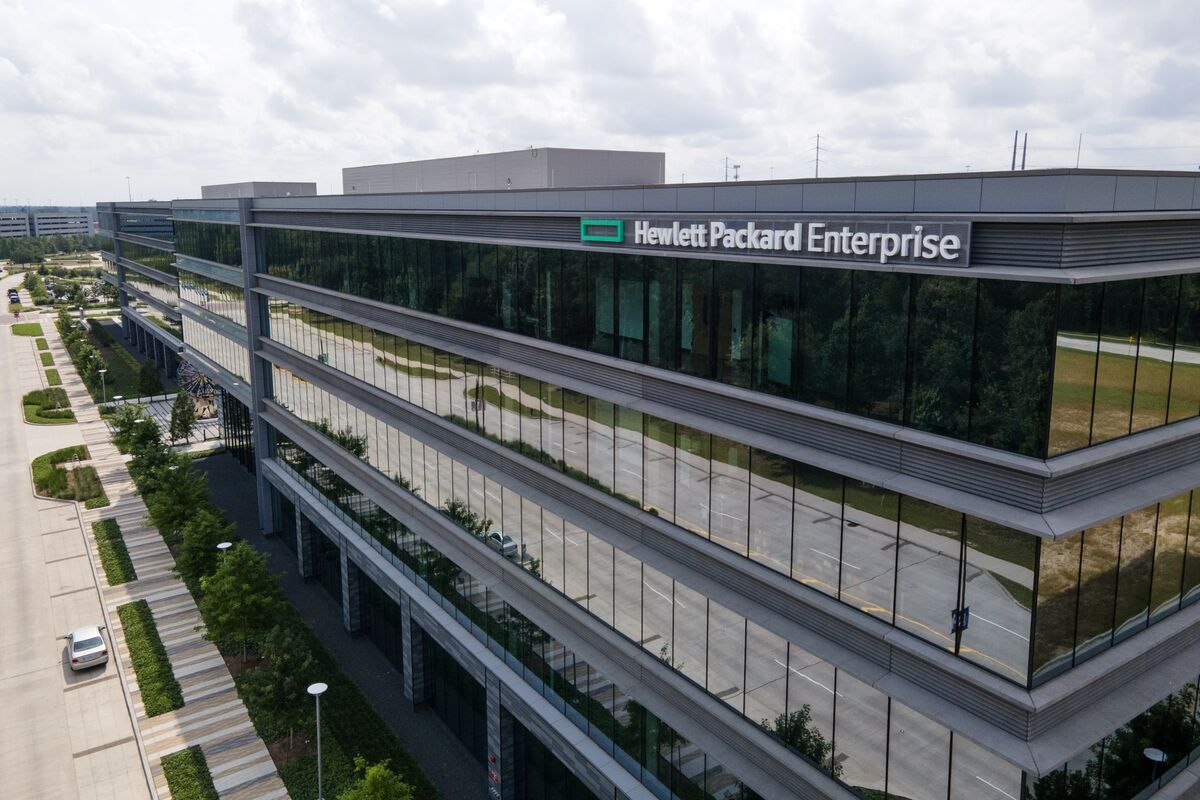 HPE Stock Plummets 17% Amid Weak Outlook, Job Cuts Planned