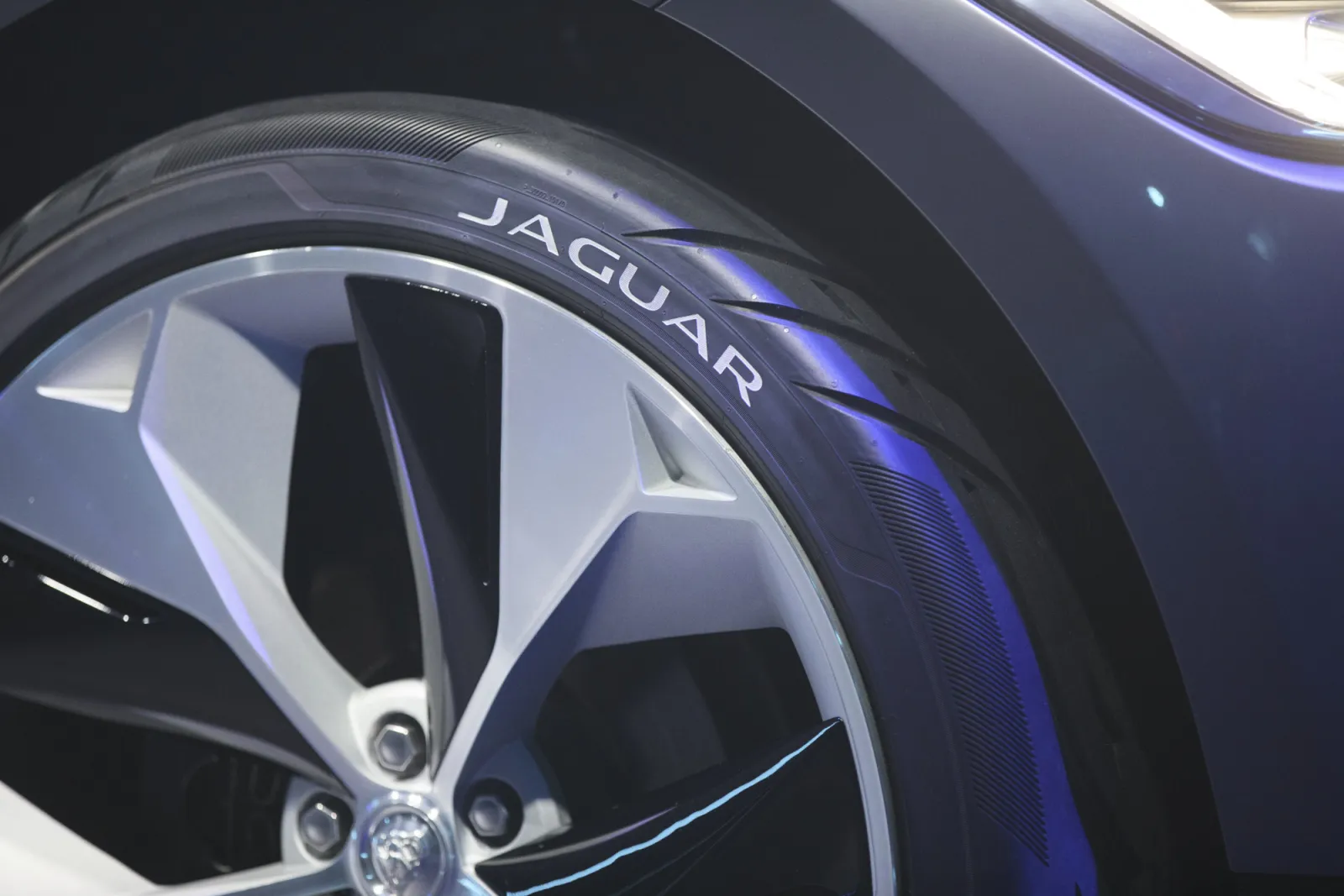 1479217228_la-auto-show-jaguar-concept-i-pace-bloomberg-03