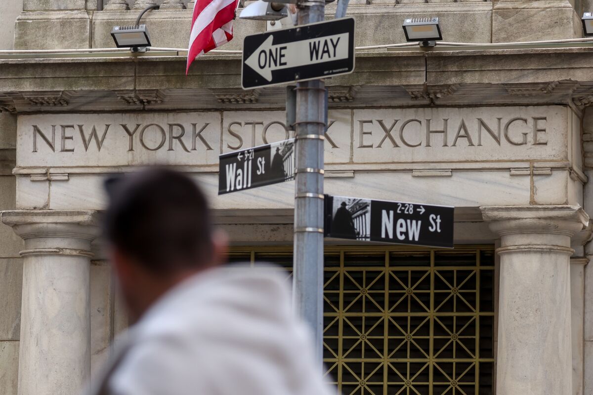 Wall Street Defies Economic Worries With Record Inflows to Risky
