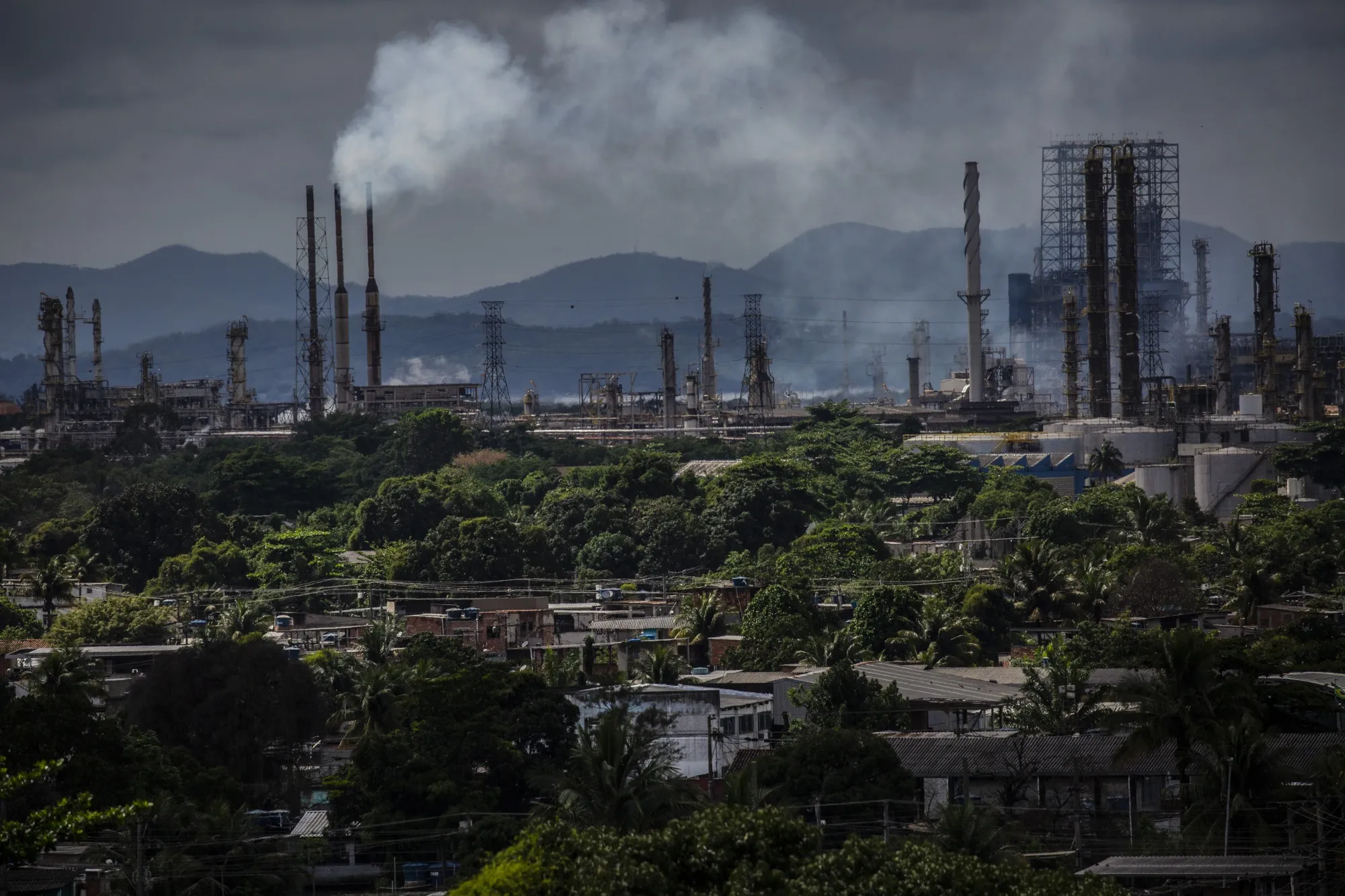 Silveira wants Brazil’s commodity giants Petroleo Brasileiro SA and Vale SA to spearhead the energy transition domestically, including with the production and use of green hydrogen.&nbsp;