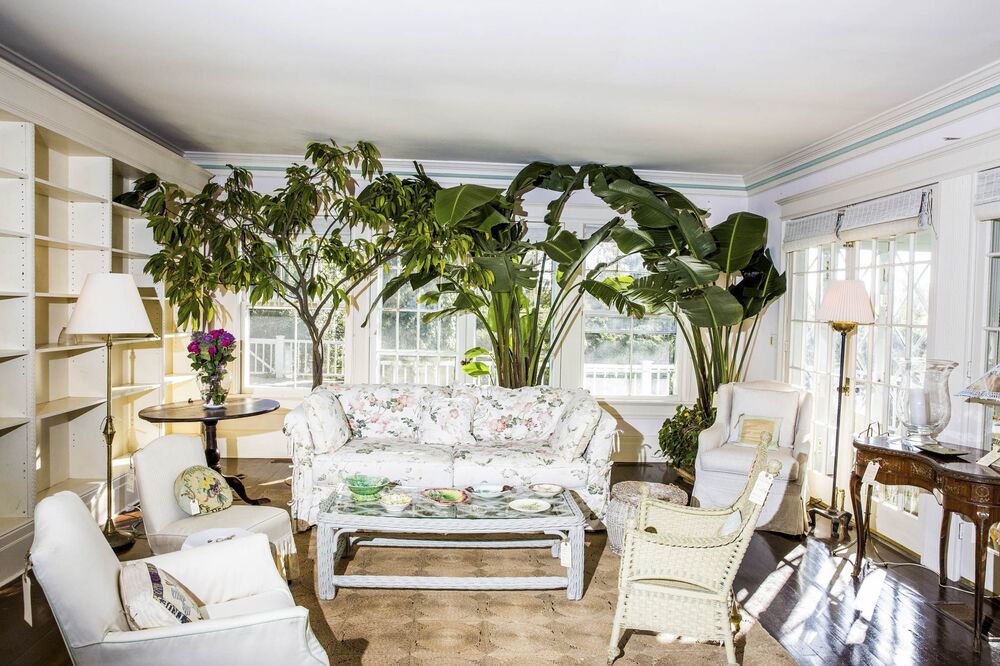 Estate Sale At The Hamptons Home Of The Grey Gardens Pack Rats
