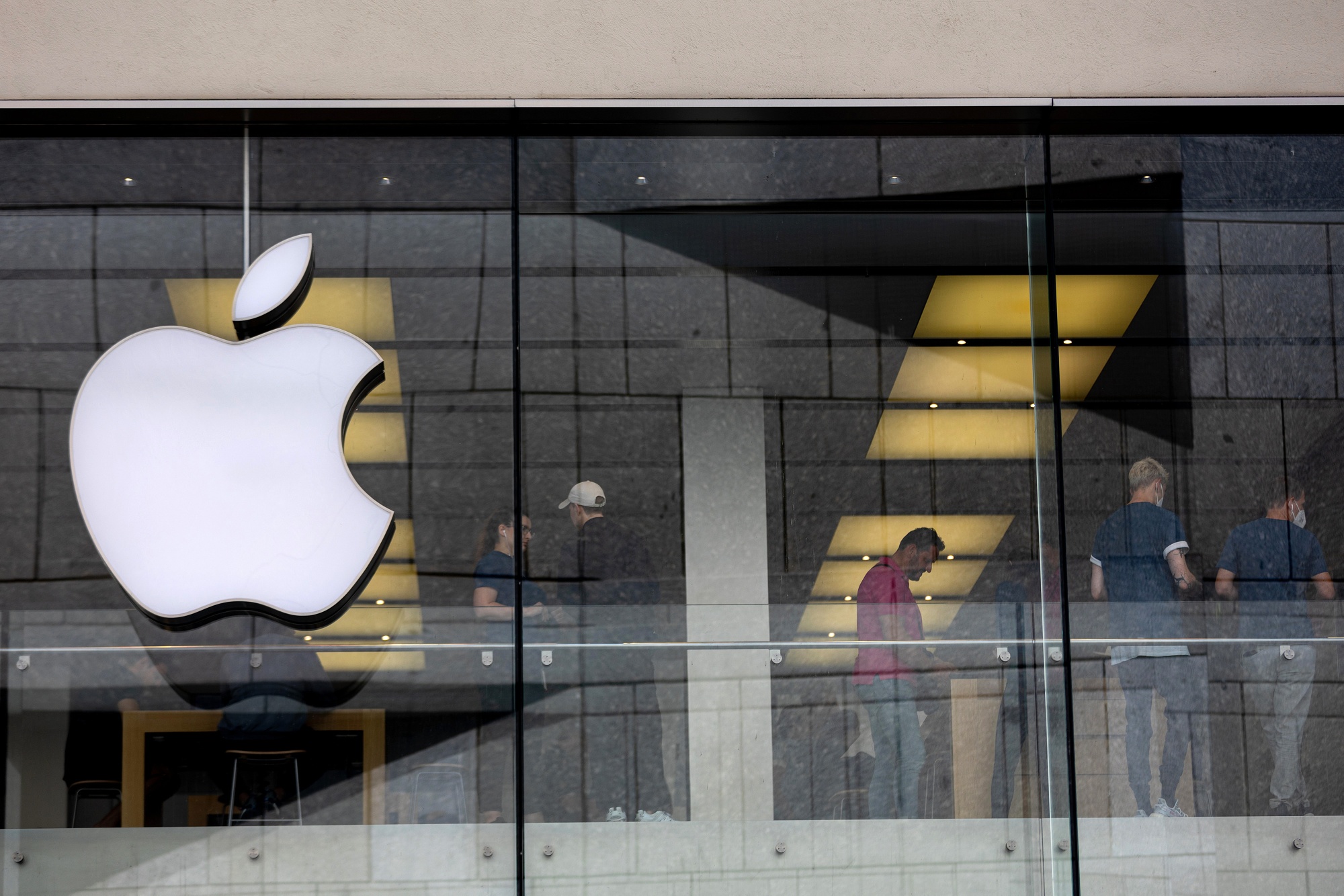 An Apple Store Votes to Unionize for the First Time