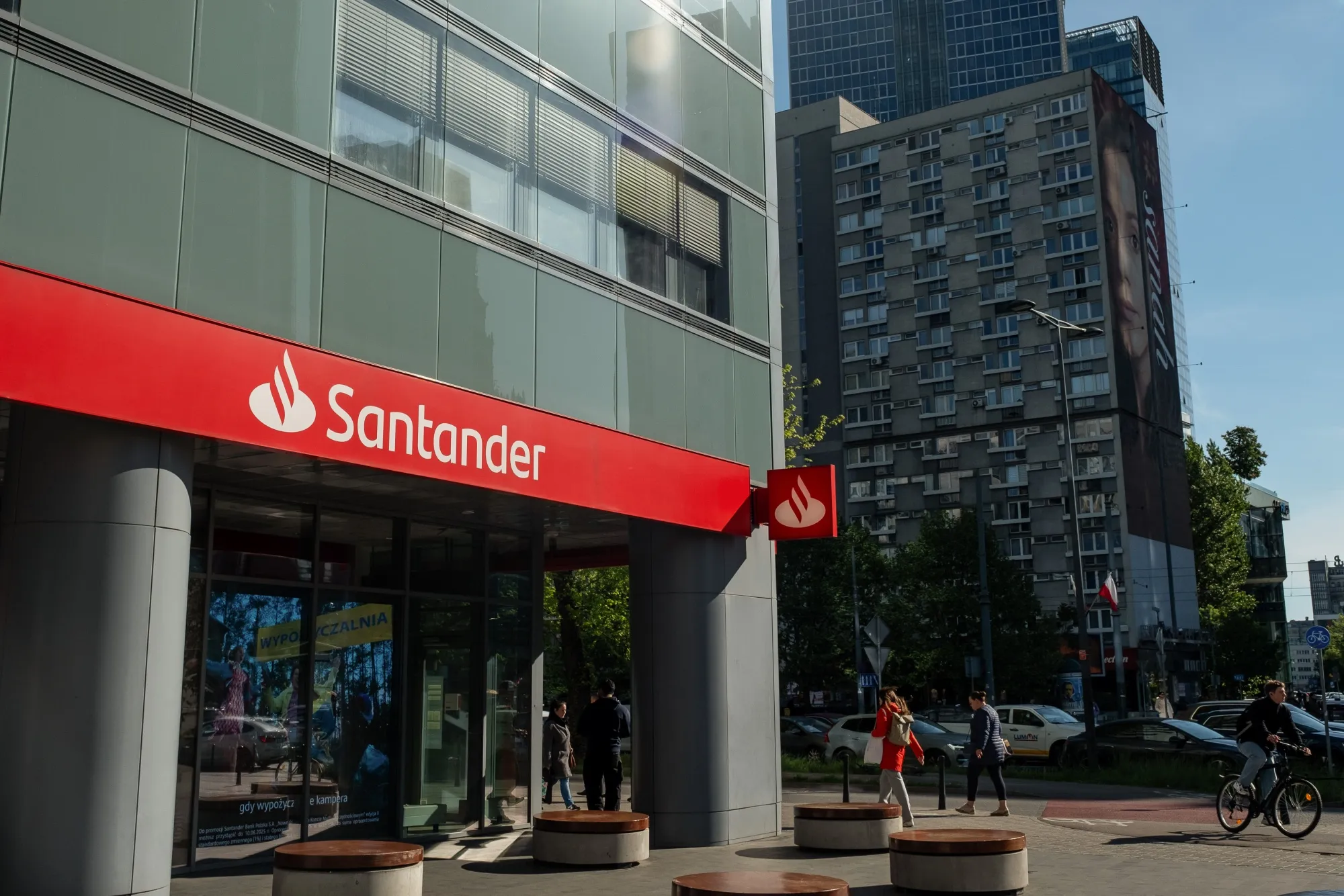 Santander Hires Citi, Goldman to Sell Down 13% Polish Stake - Bloomberg