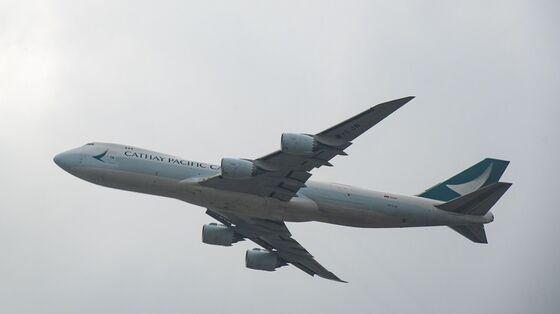 Cathay, Swire Pacific, Air China Suspend Trading in Hong Kong