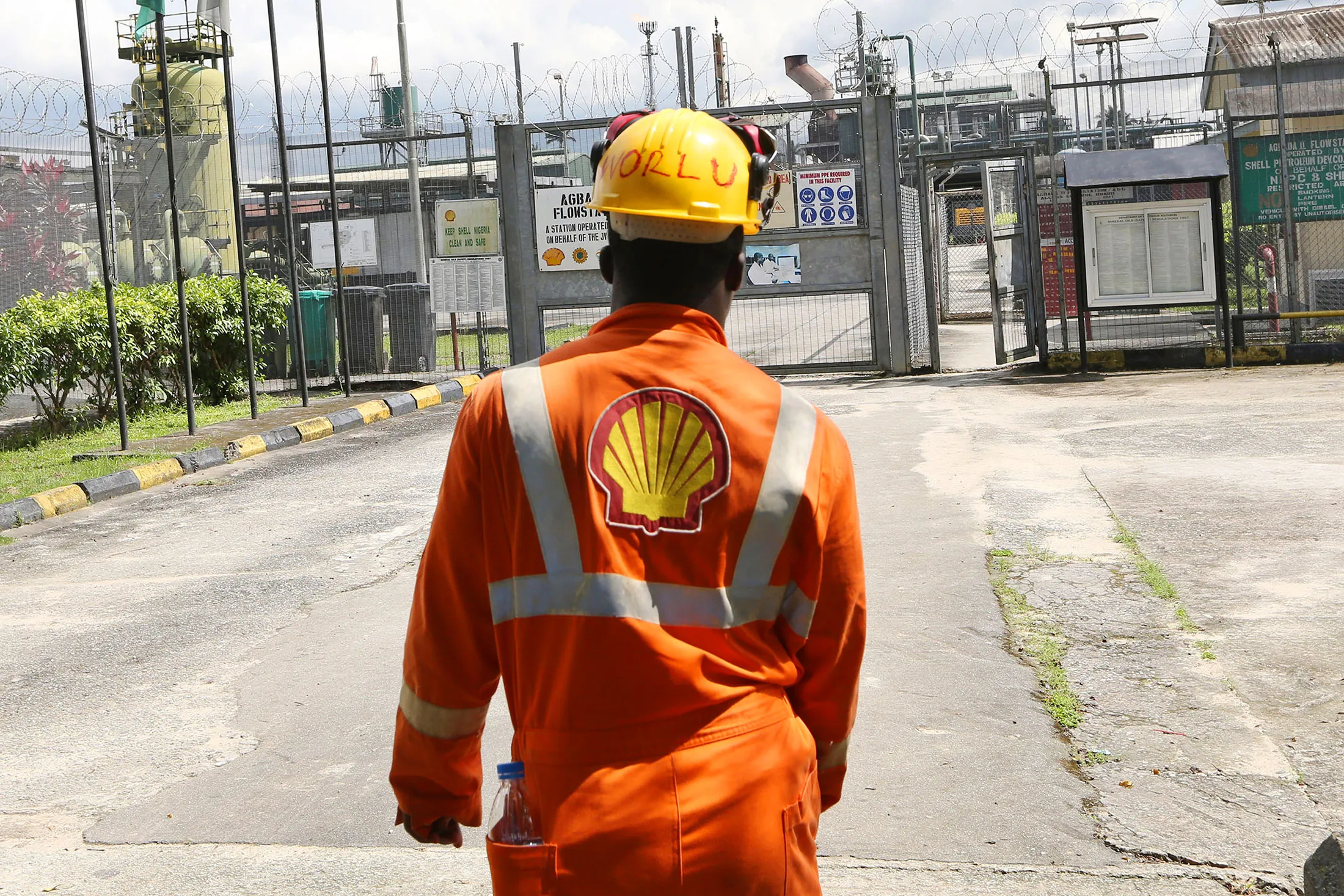 As oil and gas prices have tumbled, Exxon and Shell have been forced to retreat. With oil barely above $30 a barrel, they’re cutting spending, including some costly, high-risk mega-projects.
