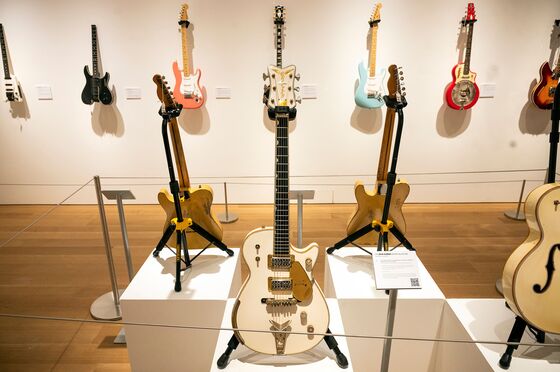 David Gilmour’s Guitars Fetch $21.5 Million in Record Auction