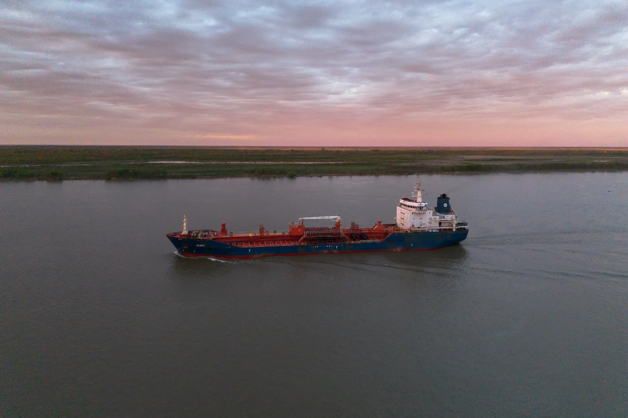 Um navio no Rio Paraná, perto de Rosário, Argentina.
