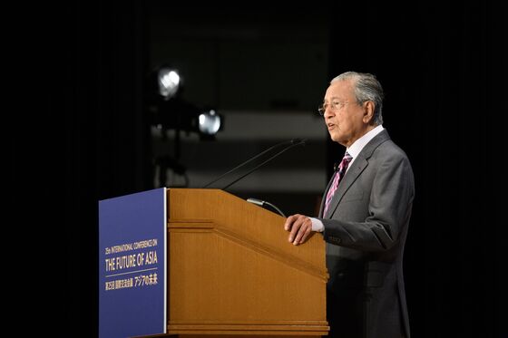 Malaysia’s Mahathir Backs Huawei in Rare Public Rebuke of U.S.