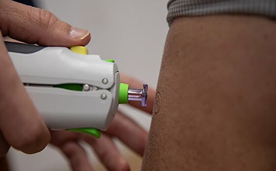 Covid Vaccine Trial Using Needle-Free Shots Starts in U.K.