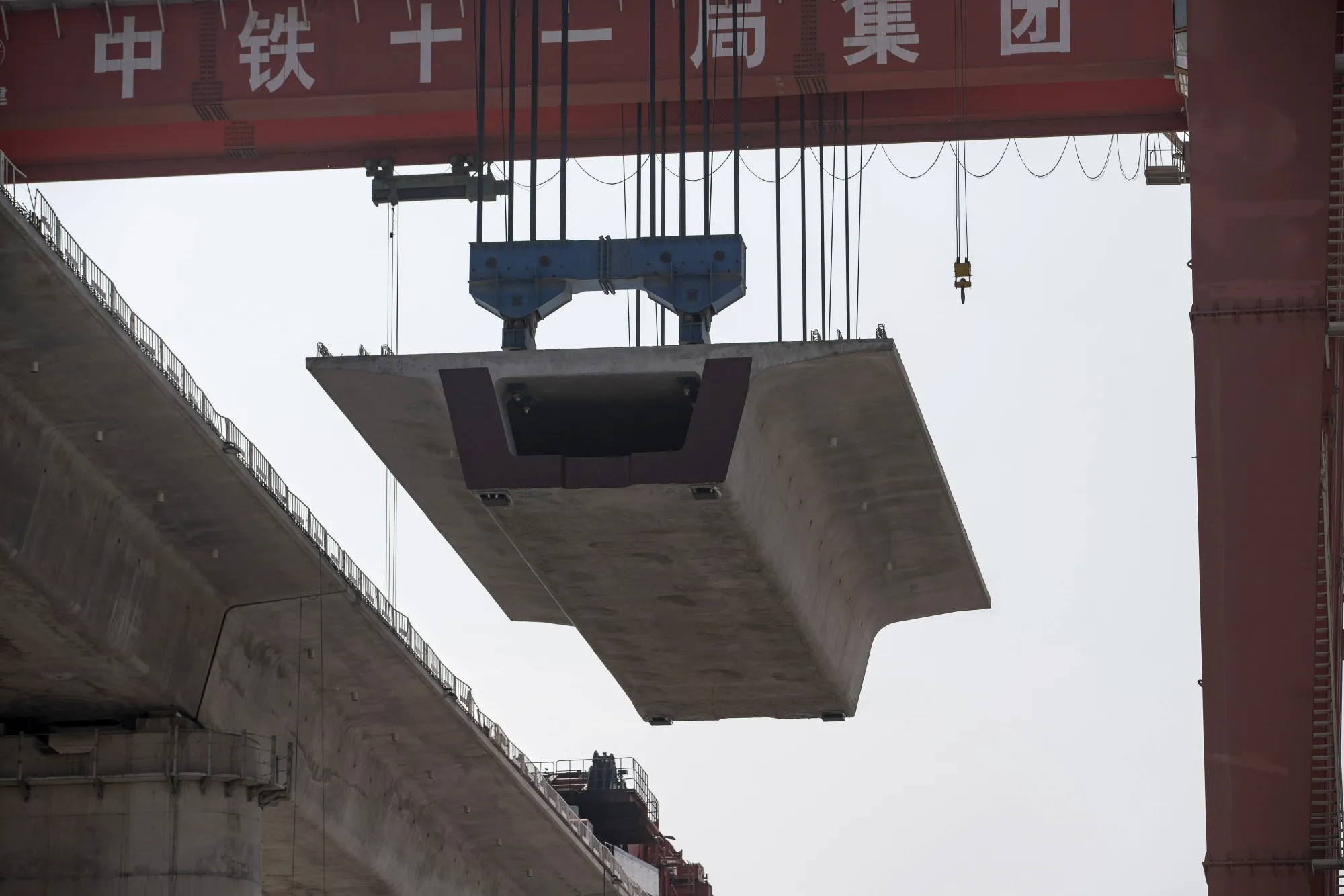 A&nbsp;slab of precast bridge surface for the&nbsp;Fuzhou-Xiamen high-speed railway project.