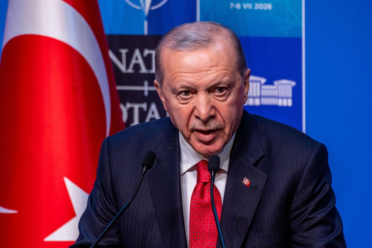 Turkey Starts Probe Into BlueBay’s Ash for ‘Insulting’ Erdogan