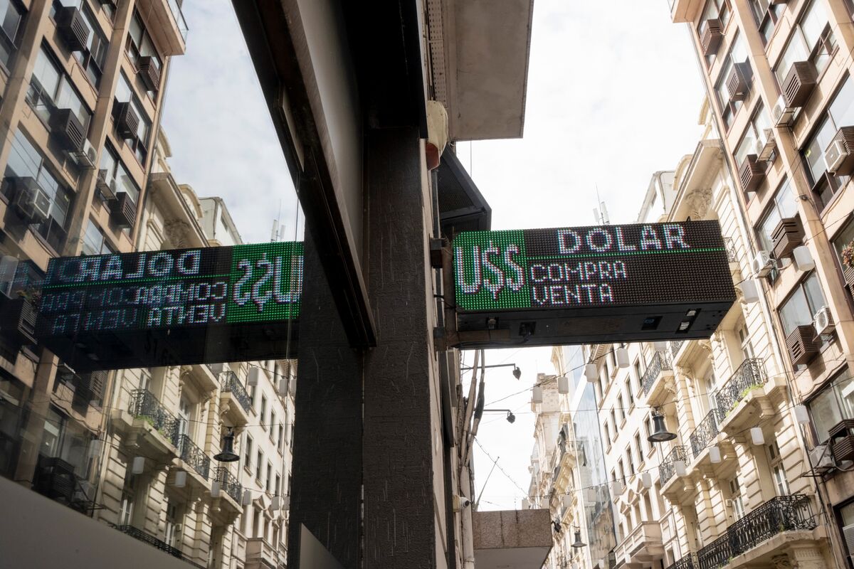 Milei Team Seeks to Contain Speculation Over Exchange-Rate Band