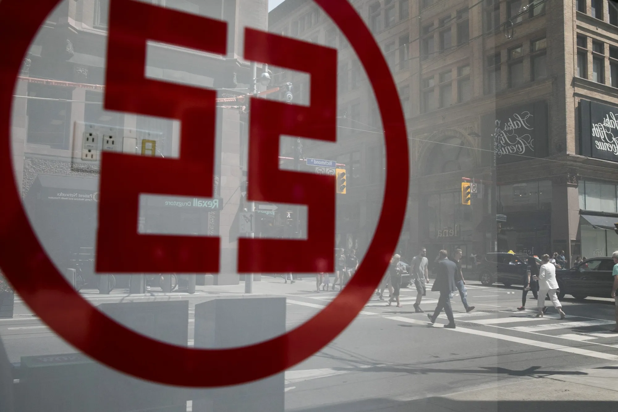 Bay Street As Canada Stocks Retreat As Investors Eschew Pot, Shopify Tumbles