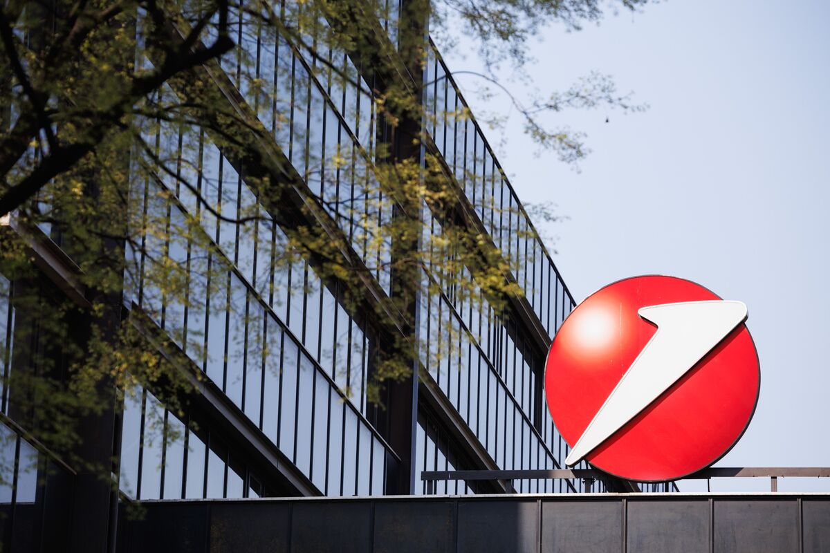 UniCredit Beats Profit, Raises Goals as CEO Pursues Commerzbank