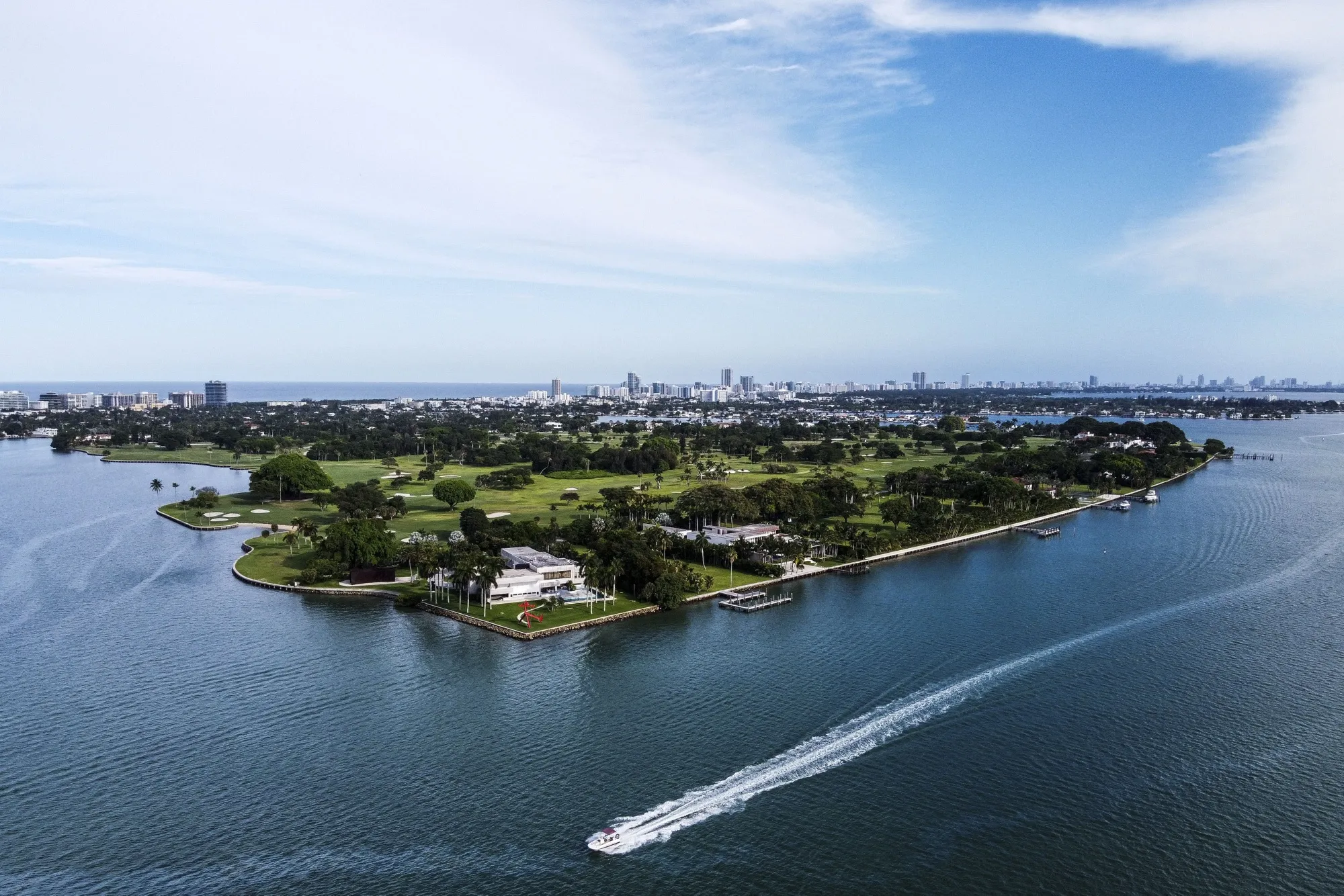 ベゾス氏の隣人、所有土地5000万ドル値下げ－「億万長者の隠れ家」島 - Bloomberg