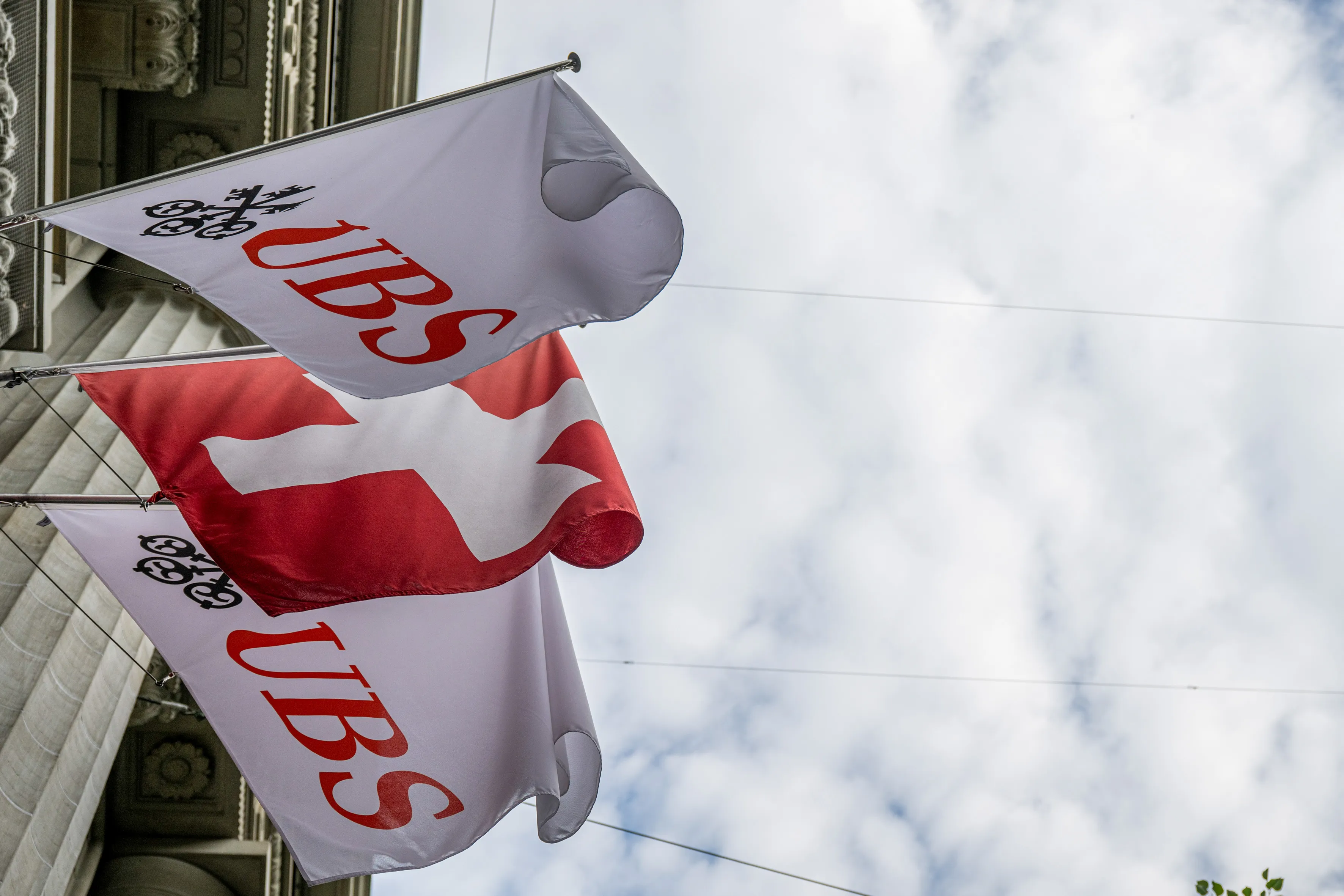 Swiss Government Bets on UBS Climb-Down in Capital Deadlock - Bloomberg