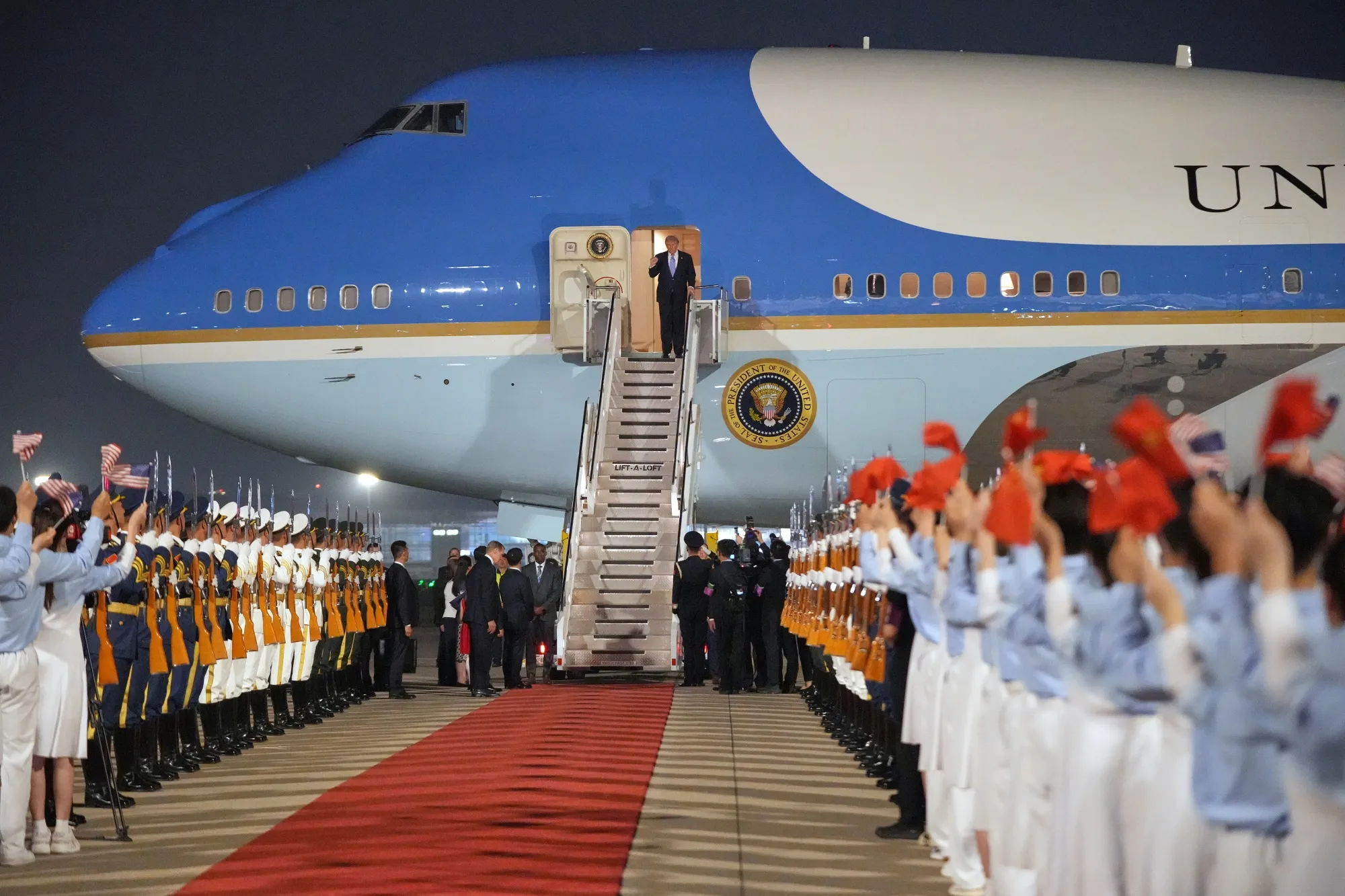 北京に到着したトランプ米大統領