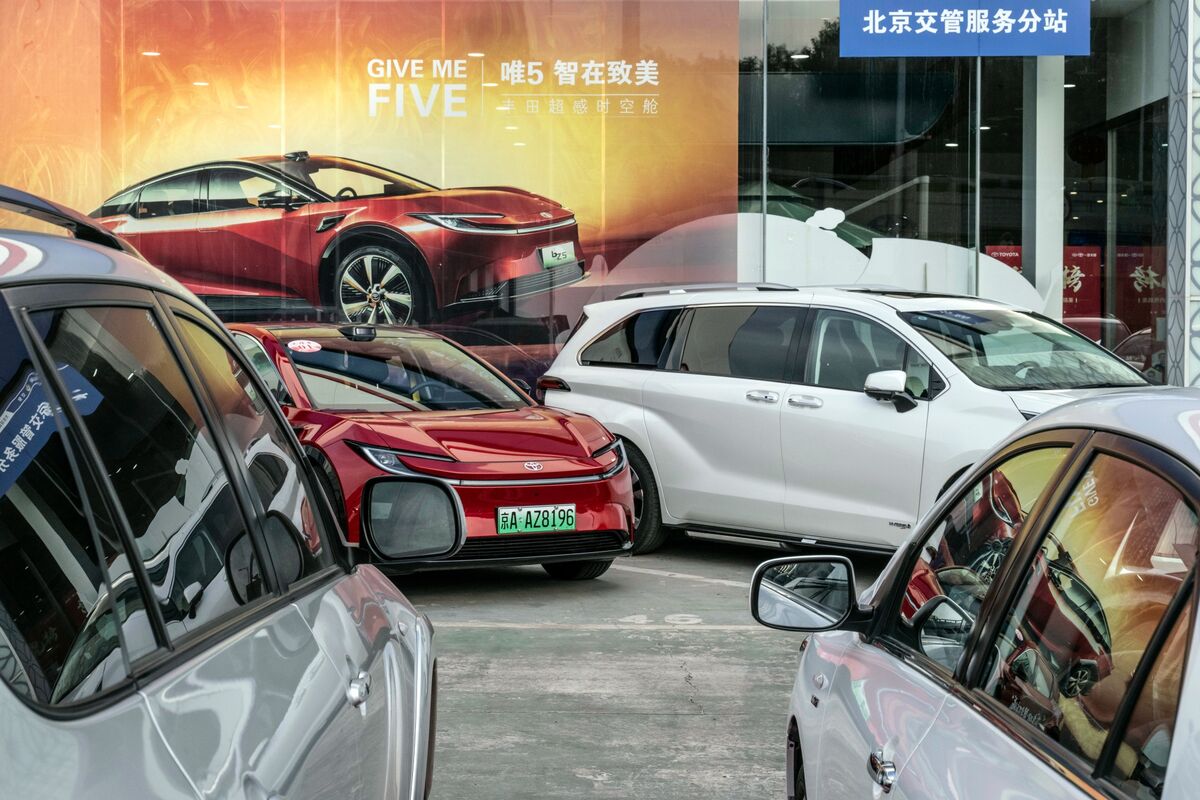 Các đại lý ô tô Trung Quốc đối mặt với mối đe dọa tồn vong từ quá trình chuyển đổi sang xe điện
