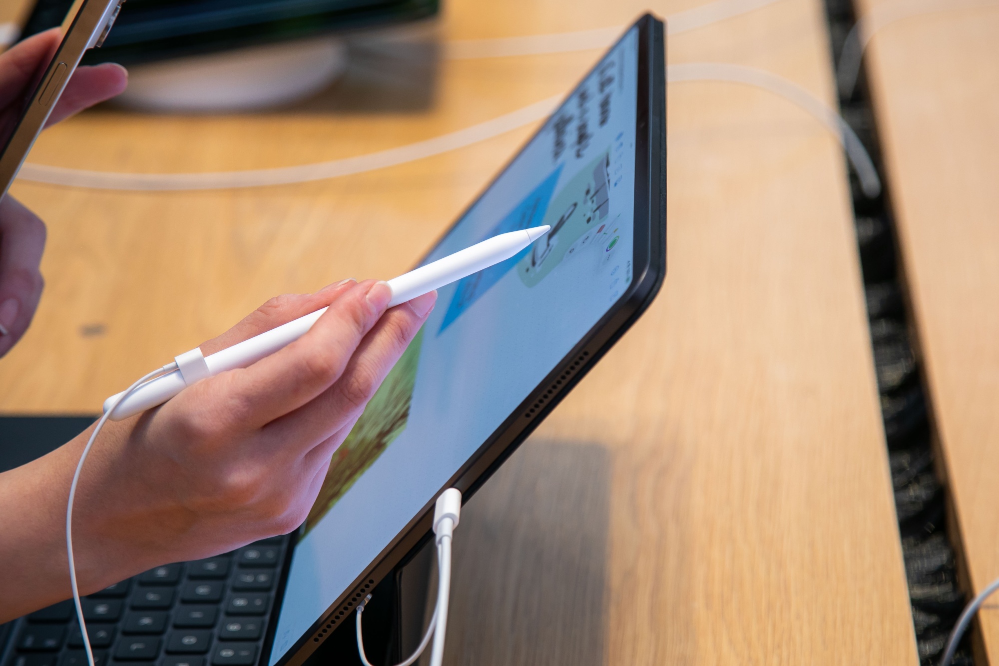 Apple มุ่งพัฒนาเครื่องในทุกกลุ่มโดยเฉพาะ iPhone ให้บางลงในอนาคต 2 Apple มุ่งพัฒนาเครื่องในทุกกลุ่มโดยเฉพาะ iPhone ให้บางลงในอนาคต