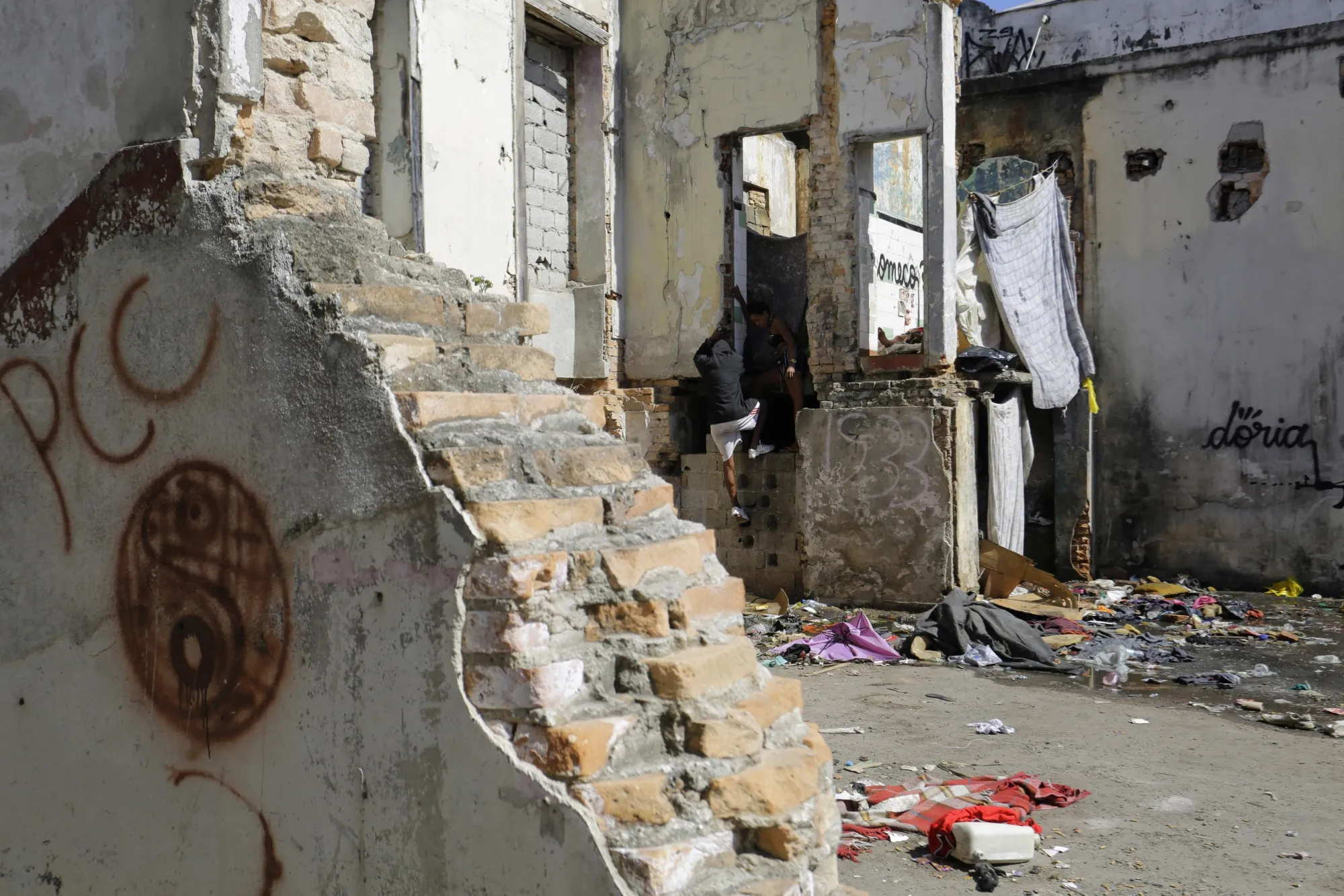 Um muro com a sigla PCC em uma área conhecida pelo uso pesado de drogas no centro de São Paulo