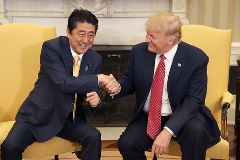 握手する両首脳