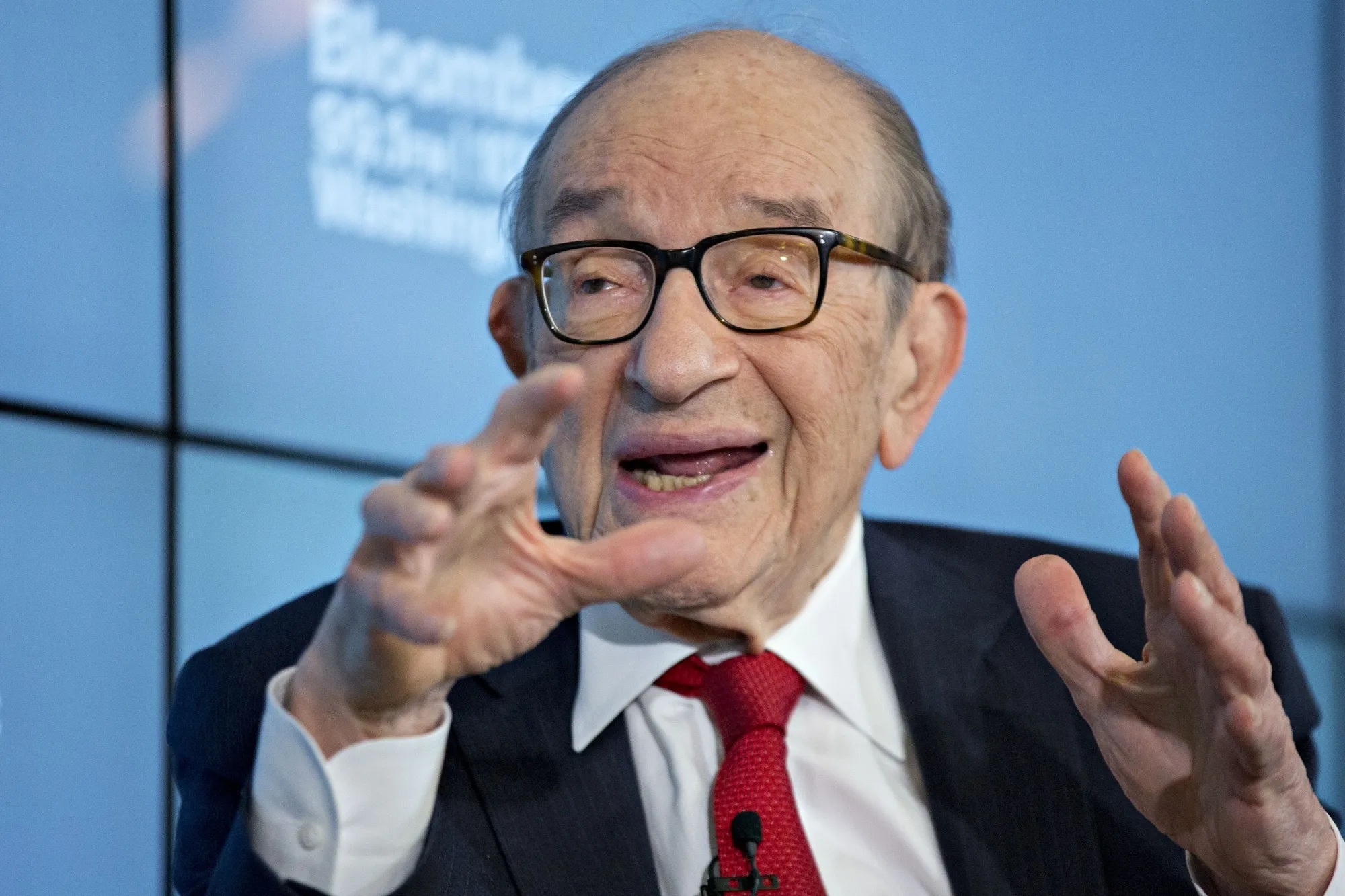 Alan Greenspan can teach Jerome Powell a thing or two.
