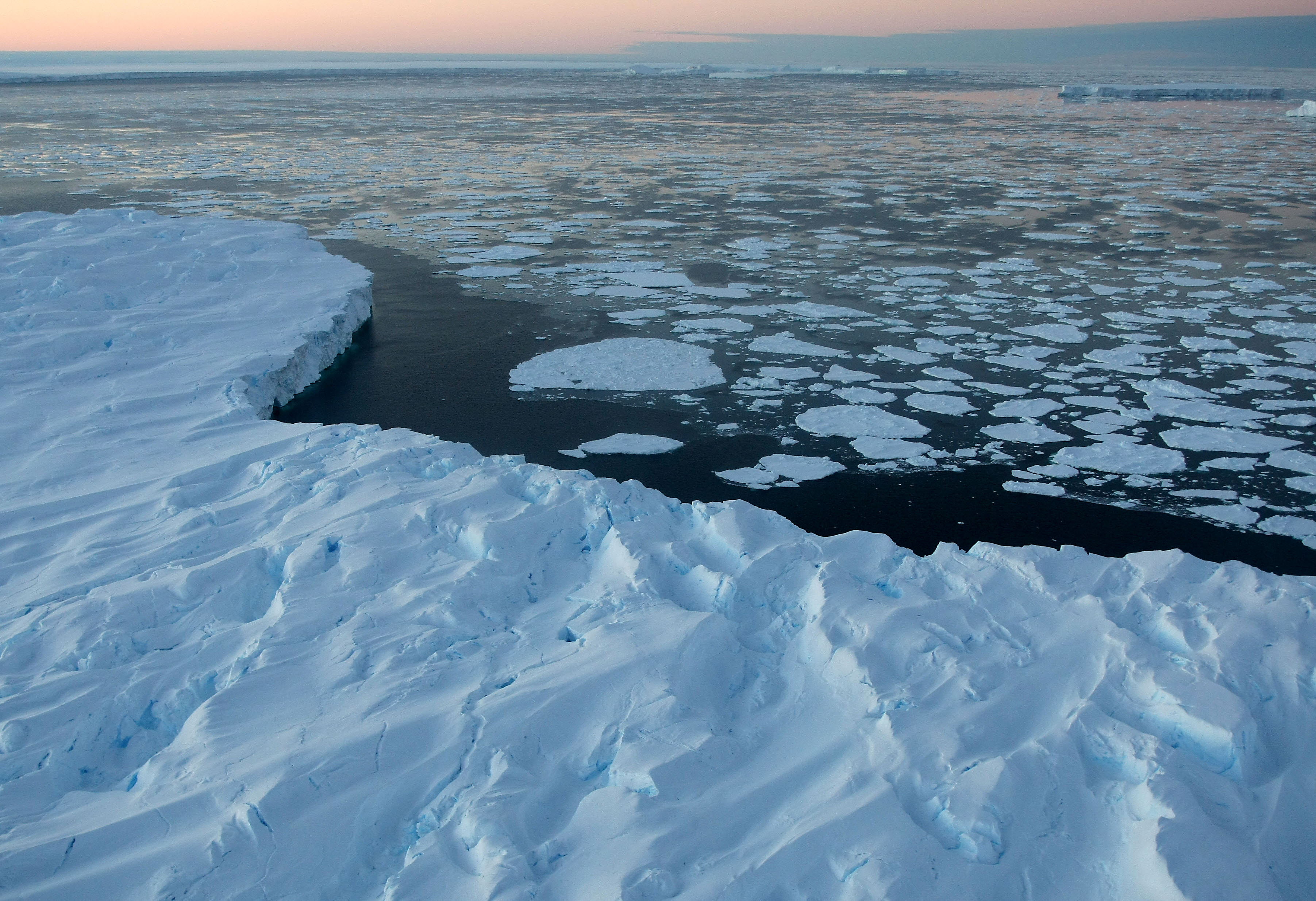 Таяние льда на водоемах. Полыньи в Северном Ледовитом океане. Ледяной Покров Северного Ледовитого океана. Северный Ледовитый океан и Антарктида. Ранний ледяной Покров и припай.