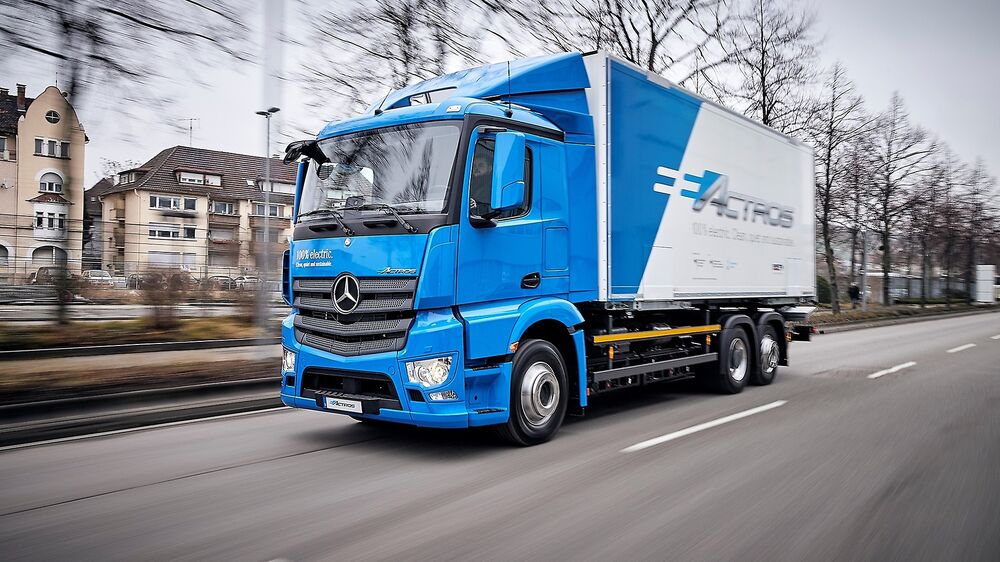 Daimler Dumps Gas Powered Truck Bid To Build Co2 Neutral Fleet Bloomberg